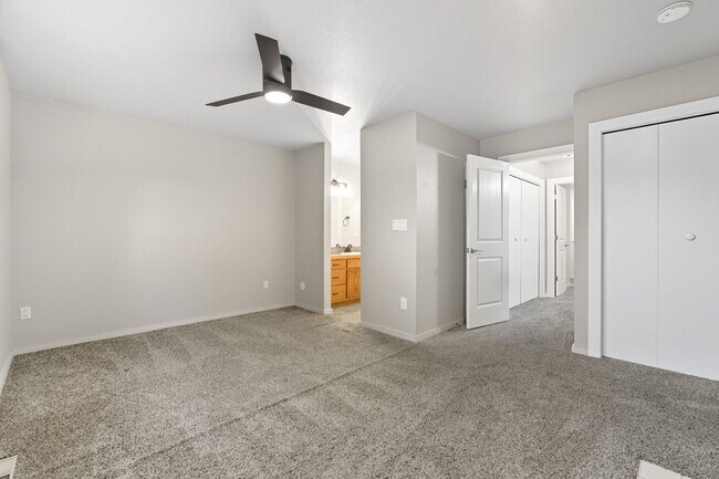 Building Photo - Lakeside living in 3-bedroom, multi-story ...