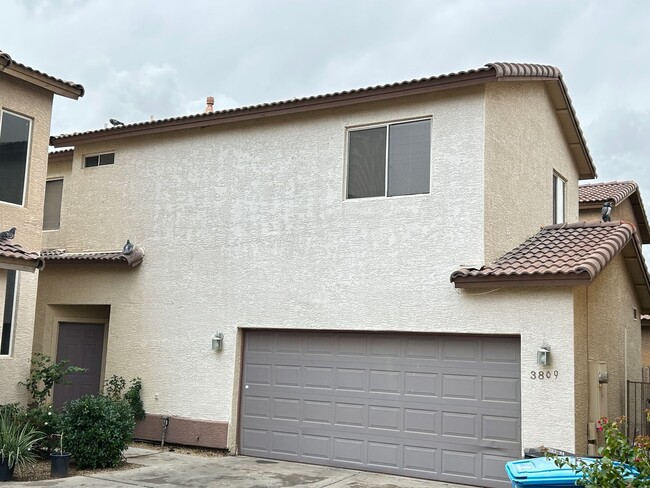 Primary Photo - 3 Bedroom 2 1/2 Bathroom Freshly painted & carpet, Close to Grand Canyon University