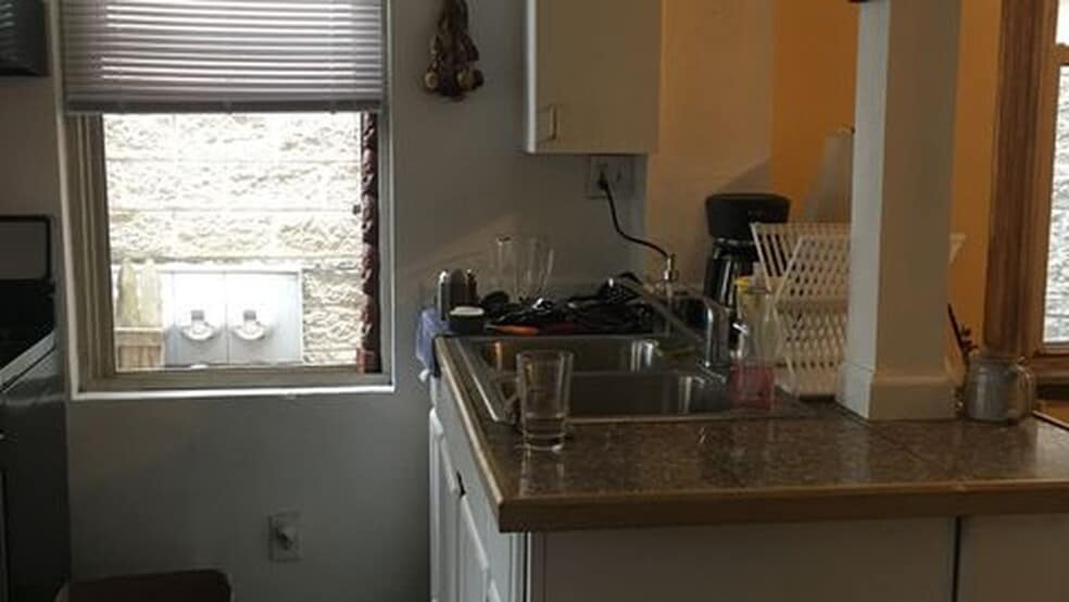 Building Photo - 821 N Hermitage Ave