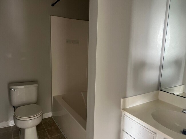 Building Photo - 5020 Sandlake Ct