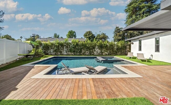 Building Photo - 22616 Oxnard St