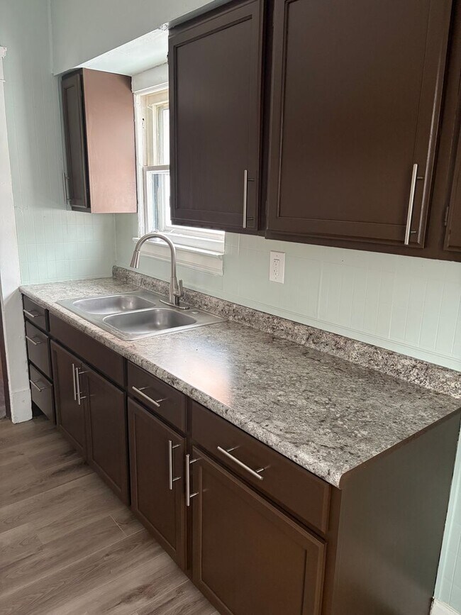 Building Photo - 2 BR West Side