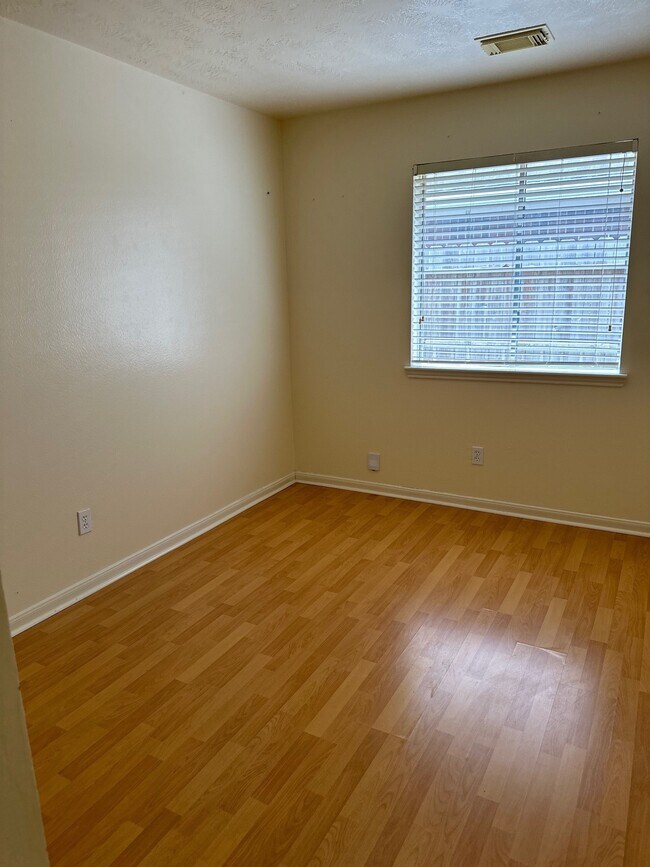 Building Photo - 6815 Stratford Park Dr