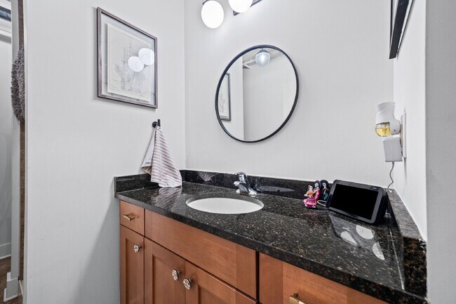 Building Photo - Urban Loft Condo Featuring Stunning Views & Rooftop Entertaining