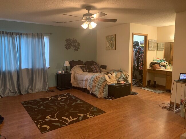 Master bedroom - 46 Held Cir