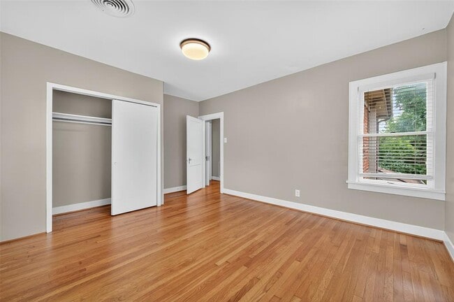 Building Photo - 2343 Wroxton Rd
