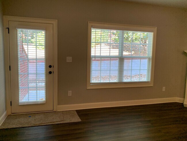 Building Photo - 3 Bedrooms 2.5 Baths  Condo in Downtown Watkinsville!