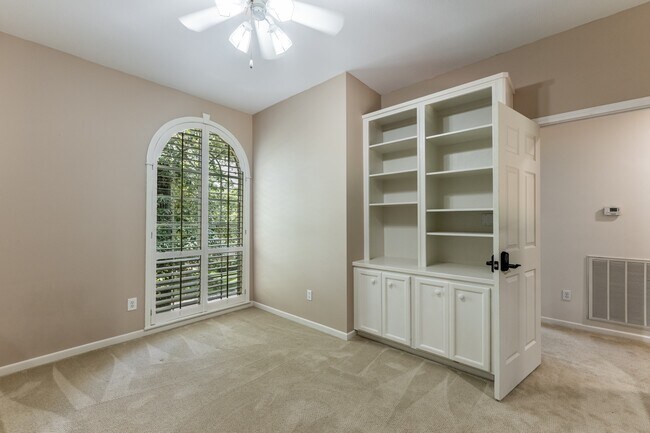 Building Photo - 1002 Amesbury Ct