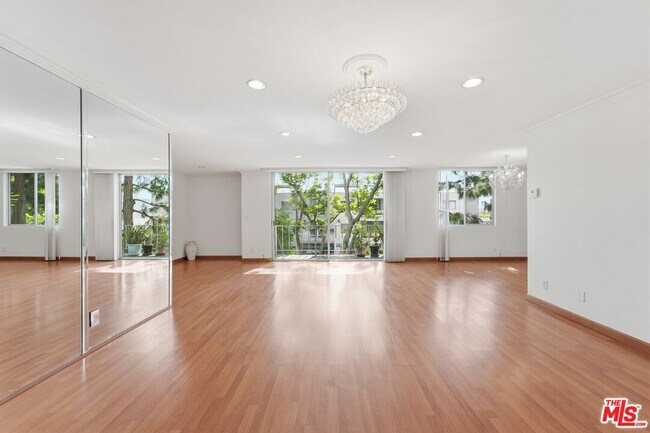 Building Photo - 100 S Doheny Dr