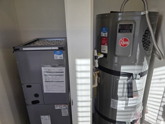 Building Photo - 8368 Ridge Dr