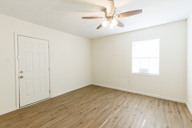 Building Photo - Newly Remodeled Duplex with Modern Touches...