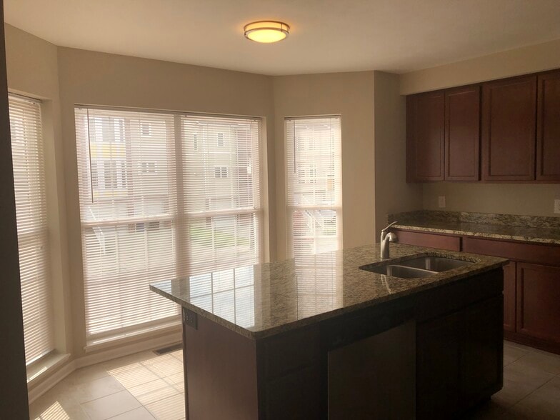 Building Photo - 1925 E 86th St