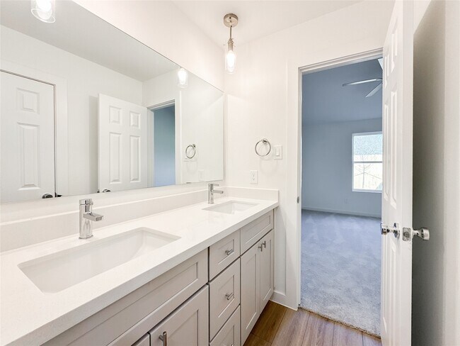 Building Photo - 824 Waxahachie St