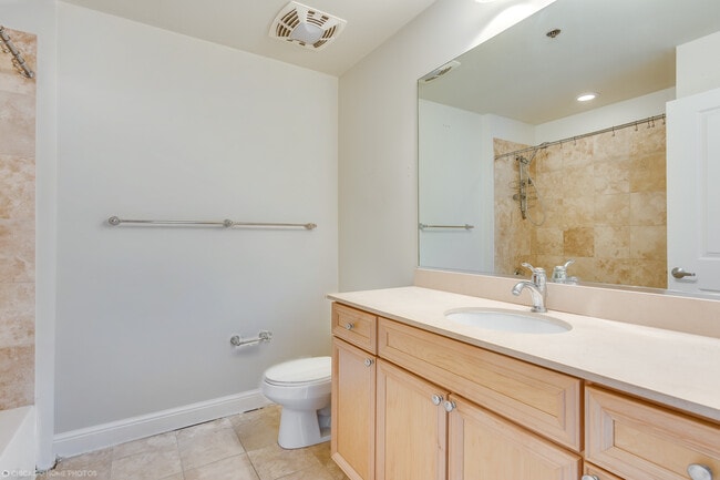 Building Photo - 901 W Madison St