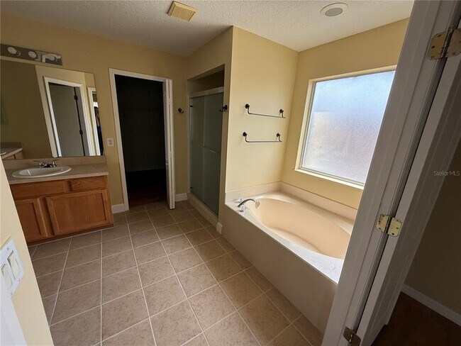 Building Photo - 933 Whispering Cypress Ln