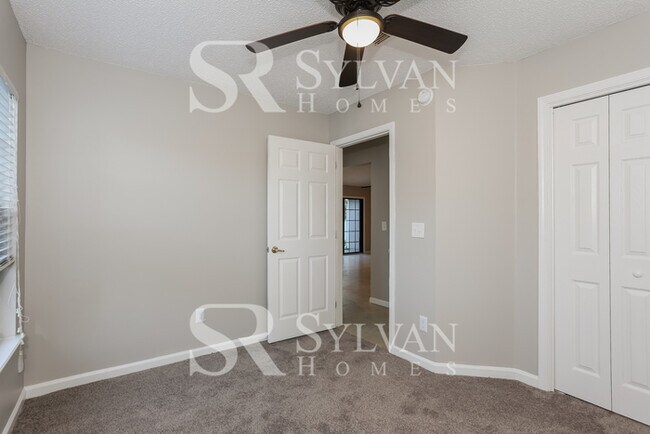 Building Photo - Feel welcome and comfortable in this charm...