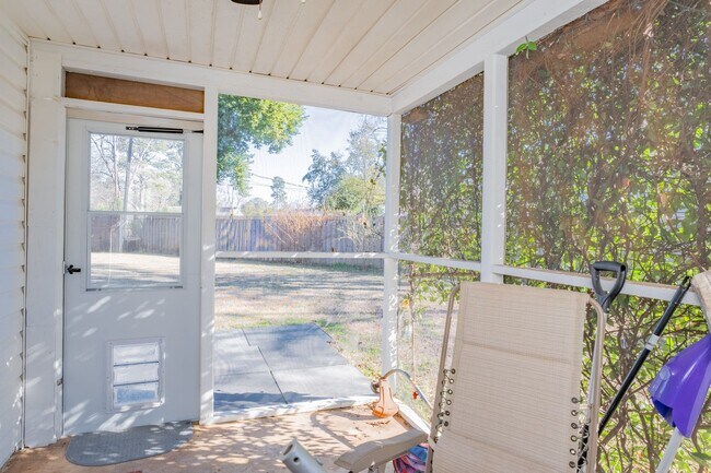 Building Photo - 104 Sharyn Ln