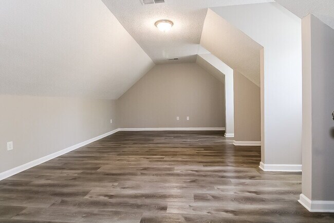 Building Photo - 6550 Hickory Crest Dr