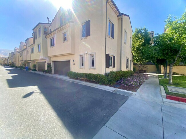 Building Photo - Modern Fremont Home with Expansive Loft for Rent!