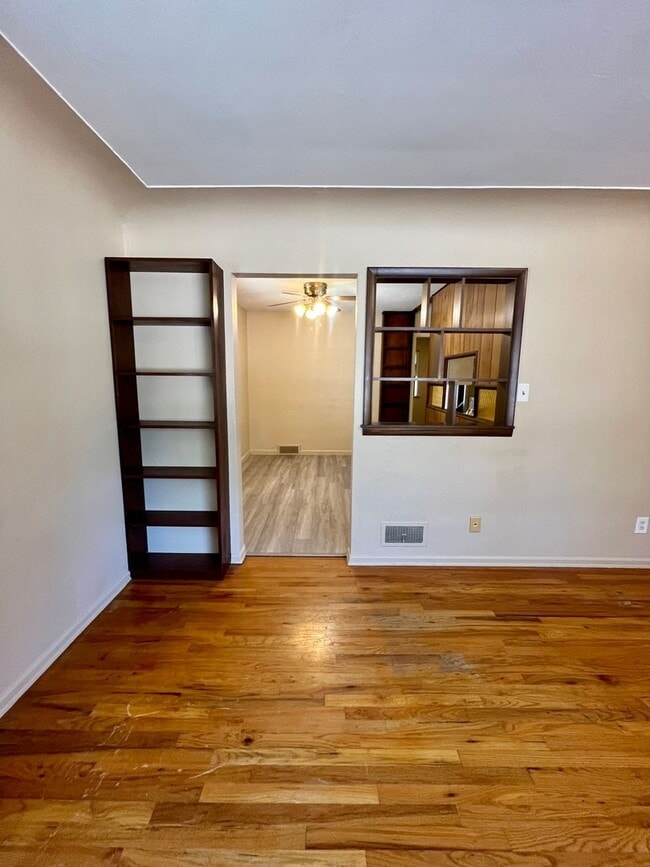 Building Photo - Charming 3-Bedroom Home with Spacious Layo...