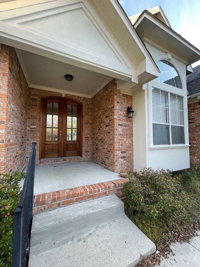 Building Photo - 3 BEDROOM HOUSE!