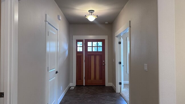 Building Photo - Sign your lease by December 31st and enjoy a $1,000 rent discount applied at move-in!