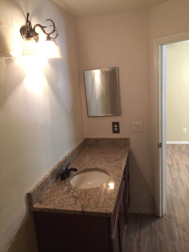 Building Photo - 2/2 Beutiful Condo at Hidden Springs -  Do...