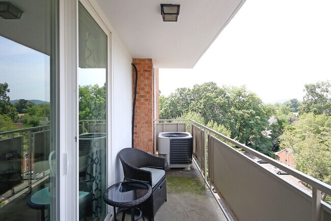 Building Photo - Furnished Condo Convenient to UVA Grounds ...