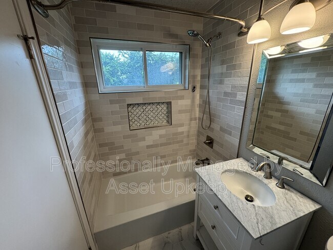 Building Photo - 1223 Dumont Dr