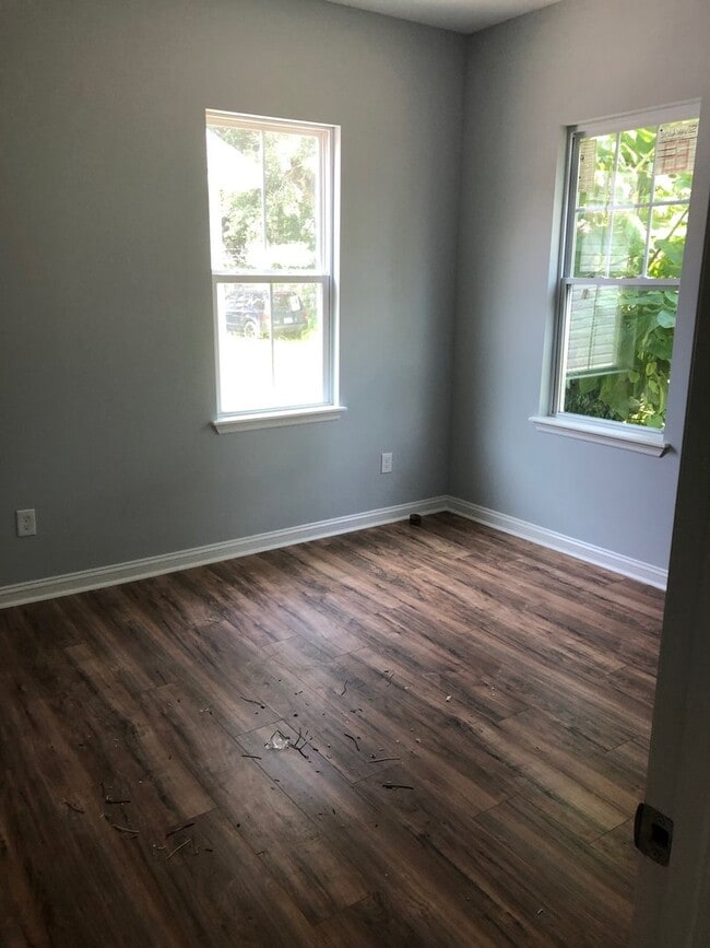 Building Photo - Fully Renovated Single Family Home