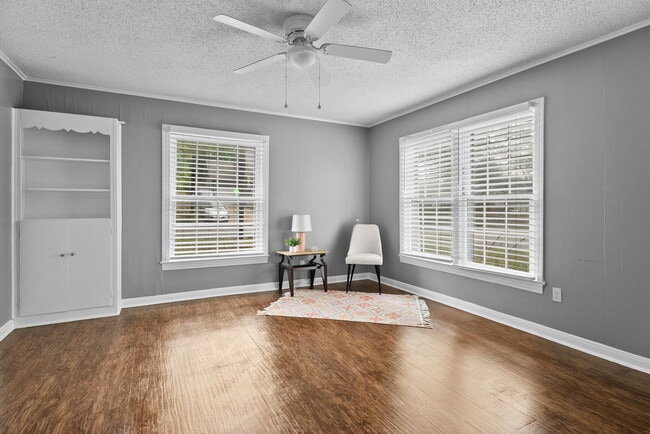 Building Photo - 901 N Azalea Dr