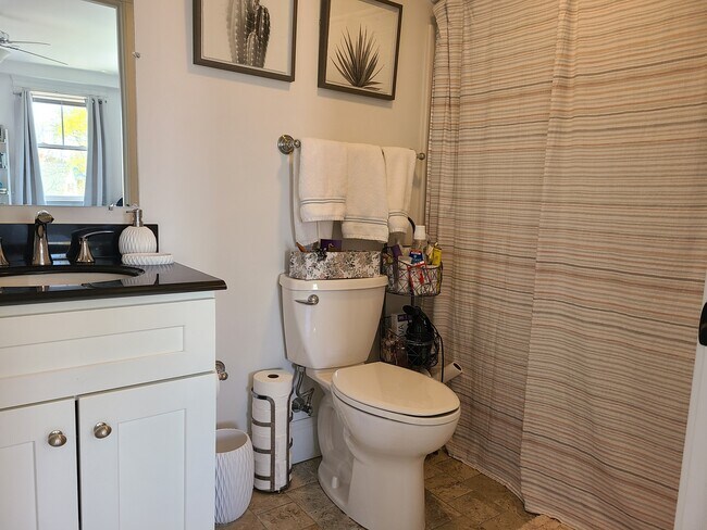 Building Photo - 10 Fern St