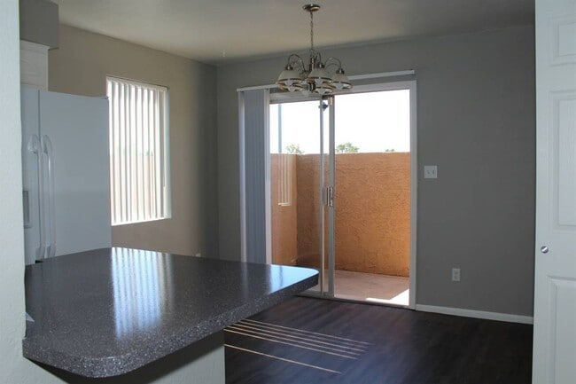 Building Photo - Renovated 2x2 Condo Located in N Phoenix!