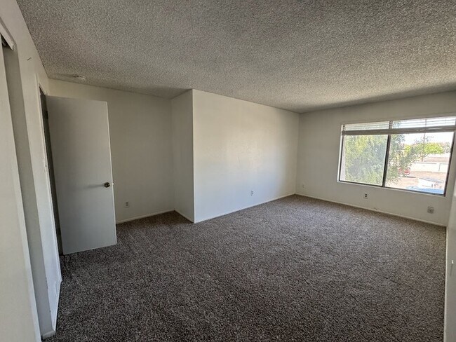 Building Photo - 6078 W Golden Ln