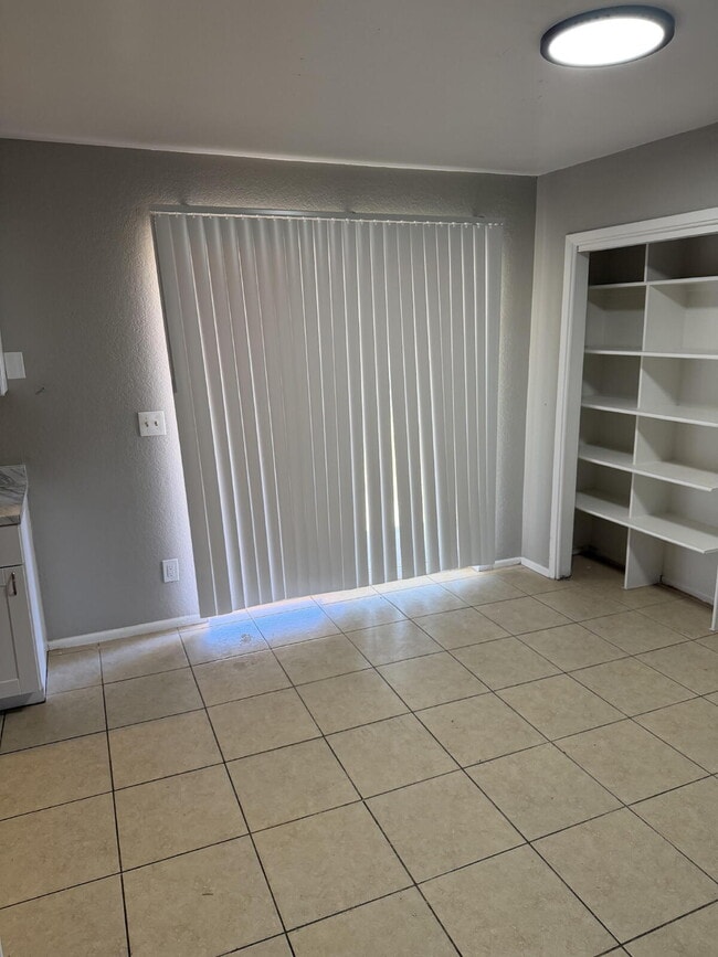 Building Photo - MOVE-IN READY 2 BED WITH NEW KITCHEN & CARPORT