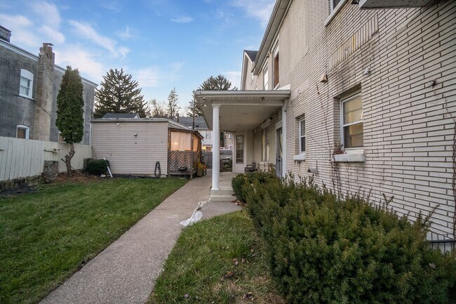 Building Photo - 137-139 Main St