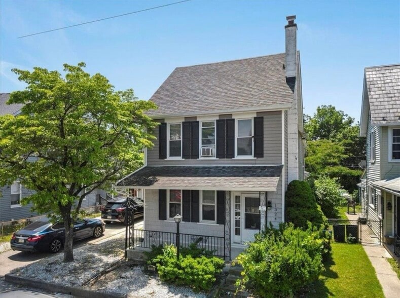 Building Photo - 1324 Main St