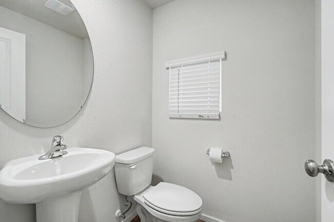 Building Photo - 4 Bed (plus BONUS ROOM), 2.5 Bath Newer Home in NE Salem