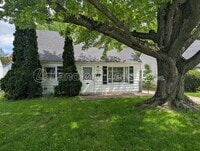 Building Photo - Quaint 3 Bedroom Home with Garage.
