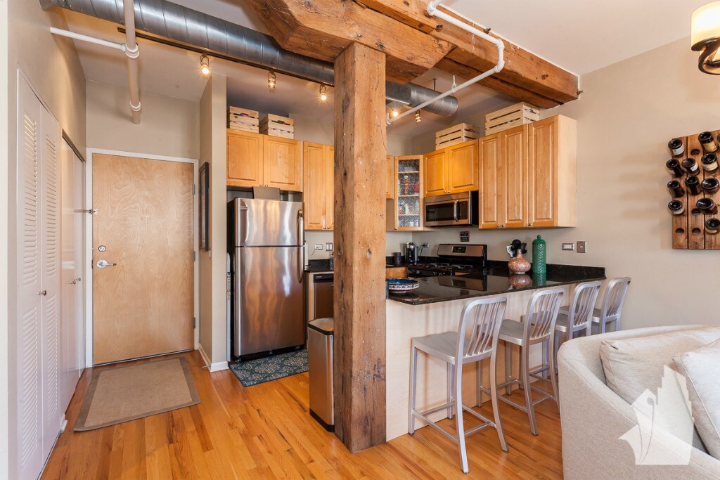 Building Photo - 1735 W Diversey Pkwy