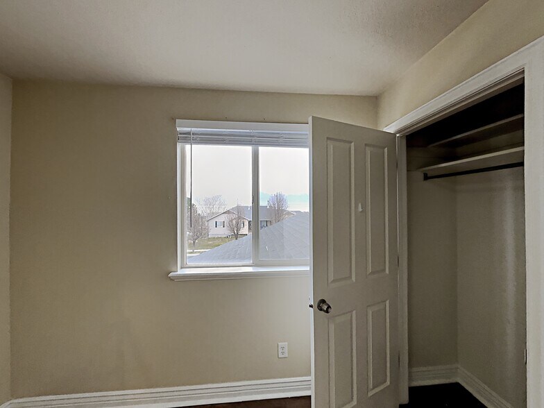 Building Photo - 3721 Lake Vista Dr