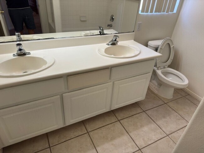 Building Photo - LARGE Spacious 5 Bedroom Single Family Home!!