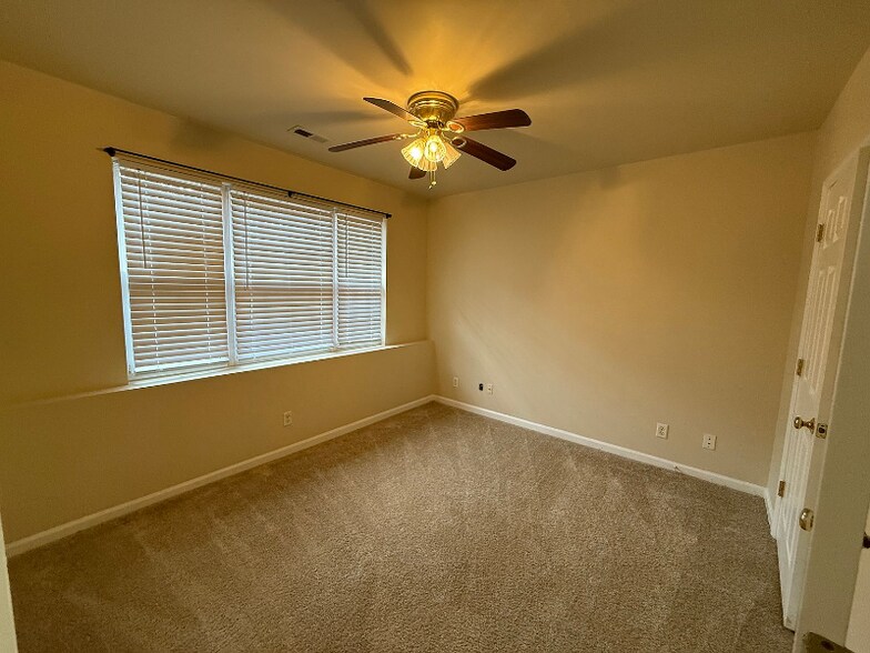 Building Photo - 11 Trotter Ln