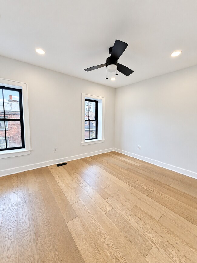 Building Photo - 117 E Allen St