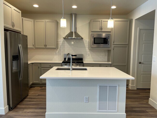 Building Photo - 3bed/3.5bath Townhouse in Downtown Superior - Available August!