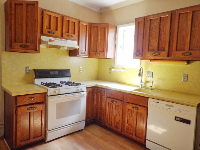 Building Photo - 3 Bedrooms | 2 Bathrooms Near UofM