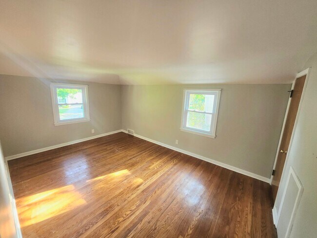 Building Photo - Spacious 4bd apt | Laundry hooks ups | Off street parking