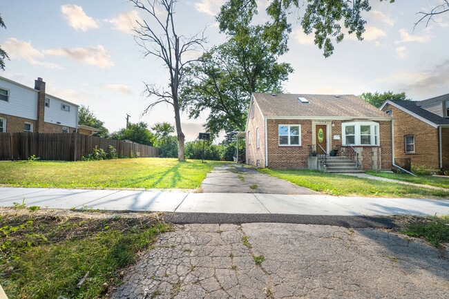 Building Photo - 636 Emerald Ave