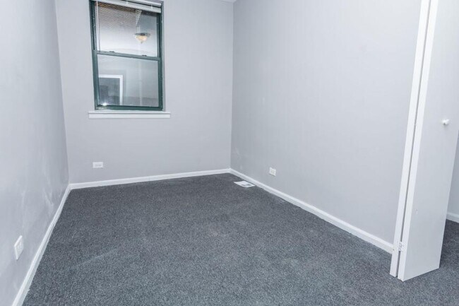 Building Photo - 2 bedroom in Washington Park IL 60637
