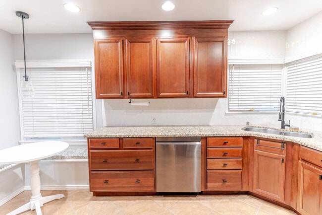 Building Photo - 640 E Valencia Ave